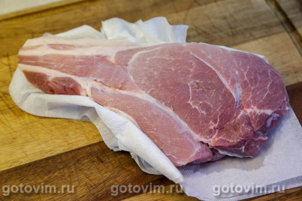 Свиная корейка, шпигованная чесноком и запеченная в фольге Свиная корейка, шпигованная чесноком и запеченная в фольге