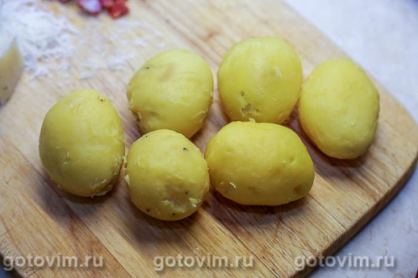 Мятая картошка, запеченная с колбасой чоризо и сыром