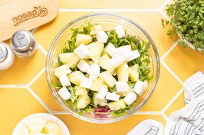 Салат с ананасом и сыром