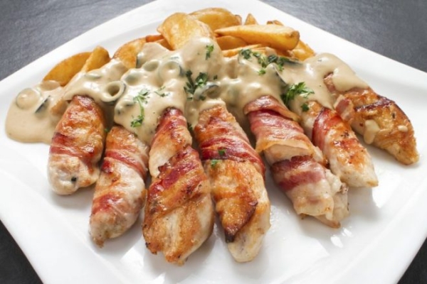 Куриные рулетики с беконом и чесноком на сковороде Куриные рулетики с беконом и чесноком на сковороде