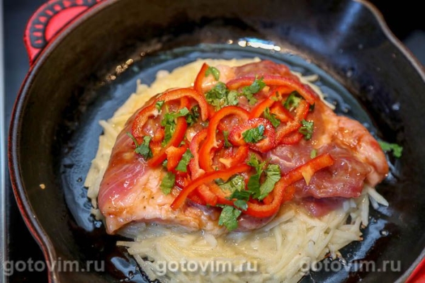 Свинина «Медвежья лапа» с начинкой из сладкого перца с чили и моцареллой Свинина «Медвежья лапа» с начинкой из сладкого перца с чили и моцареллой