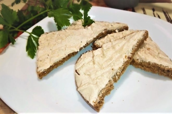 Намазка на хлеб из курицы с чесноком