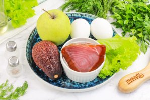 Салат с авокадо и тунцом и яблоком Салат с авокадо и тунцом и яблоком