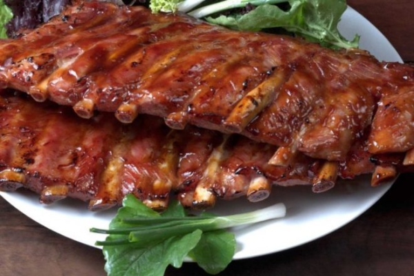 Свиные ребрышки с чесноком и перцем в духовке