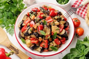 Баклажаны, жаренные с перцем и помидорами Баклажаны, жаренные с перцем и помидорами