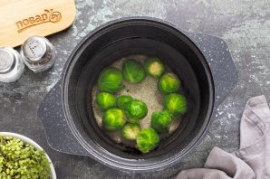 Салат с авокадо и брюссельской капустой Салат с авокадо и брюссельской капустой