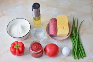 Пицца с копченой колбасой