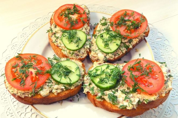 Бутерброды с рыбными консервами и яйцом на праздничный стол