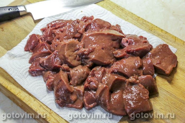 Печеночный торт с карамелизированным луком и клюквой