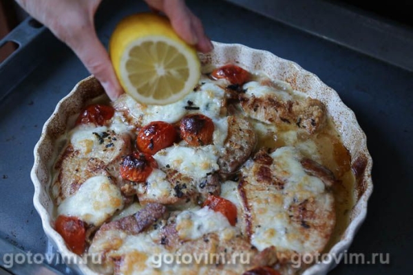 Свиные отбивные, запеченные с помидорами, моццарелой и лимоном Свиные отбивные, запеченные с помидорами, моццарелой и лимоном