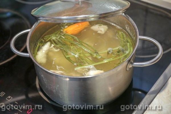 Суп куриный с грибами, перцем чили и яичной болтушкой Суп куриный с грибами, перцем чили и яичной болтушкой