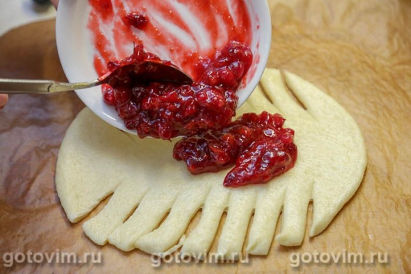 Пирог-плетенка с клюквой