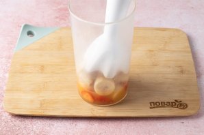 Апельсиновый смузи с клубникой и бананом Апельсиновый смузи с клубникой и бананом