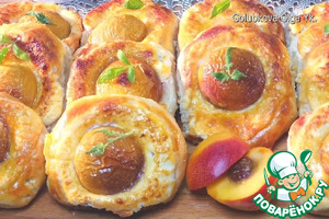 Открытые булочки с кремом и нектаринами