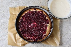 Открытый пирог с брусникой