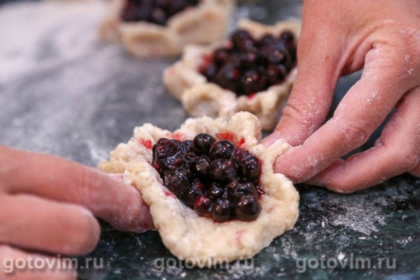 Калитки из творожного теста с черной смородиной Калитки из творожного теста с черной смородиной