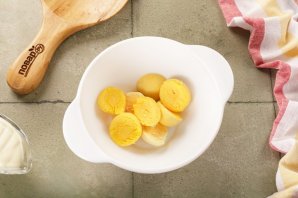 Яйца, фаршированные сыром и чесноком