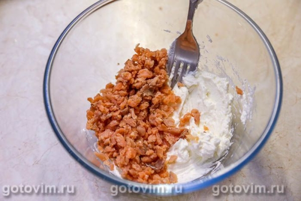 Тартинки с творожным сыром, красной рыбой и икрой Тартинки с творожным сыром, красной рыбой и икрой