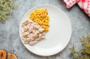 Салат "Королевский" с курицей и кукурузой Салат "Королевский" с курицей и кукурузой