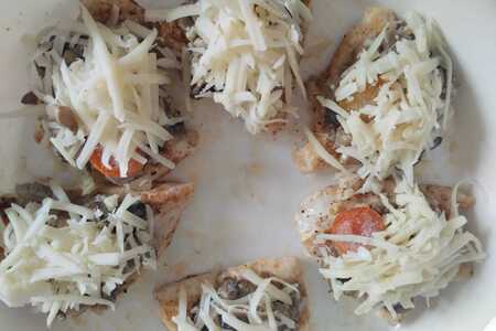 Запеченная куриная грудка с шампиньонами и сулугуни