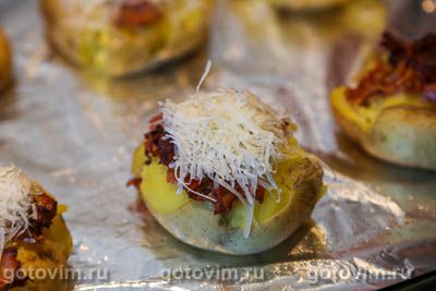 Мятая картошка в духовке с беконом и сыром