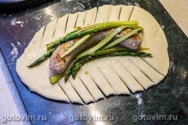 Пирог-плетенка с колбаской для жарки и спаржей с чесноком Пирог-плетенка с колбаской для жарки и спаржей с чесноком