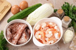 Салат с кальмаром, креветками и огурцом Салат с кальмаром, креветками и огурцом