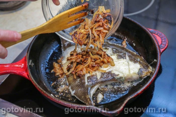 Камбала, жаренная на сковороде с луком