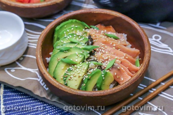 Поке с красной рыбой и авокадо