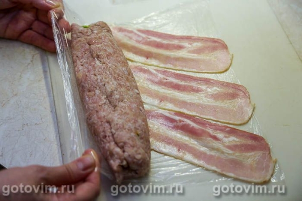 Рулет из мясного фарша с кабачками в беконе