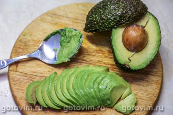 Салат из черной чечевицы с авокадо, помидорами и зеленью