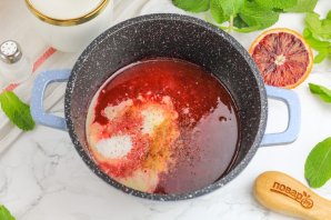 Жареный камамбер с брусничным соусом Жареный камамбер с брусничным соусом