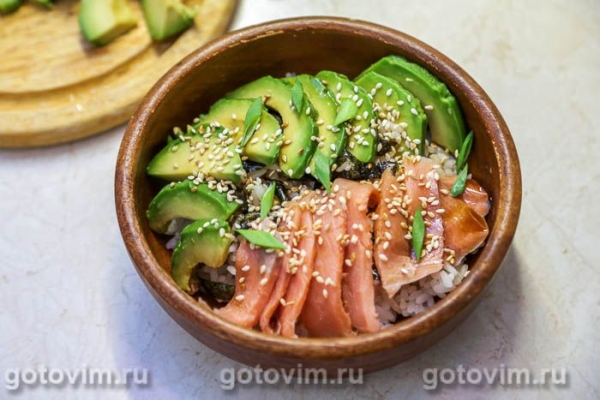 Поке с красной рыбой и авокадо