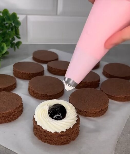 Красивые сладкие пирожные с кремом и джемом. Изысканный десерт: вкус словами не передать Красивые сладкие пирожные с кремом и джемом. Изысканный десерт: вкус словами не передать