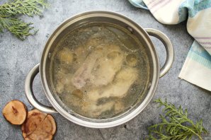 Щи из молодой капусты с курицей Щи из молодой капусты с курицей