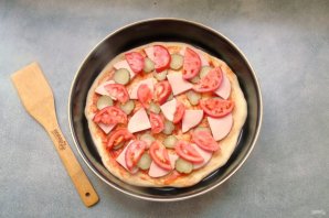 Пицца с солеными огурцами, колбасой и помидорами
