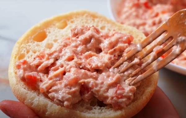 Вкусная намазка на хлеб всего из 2-х ингредиентов. Гениально просто и быстро