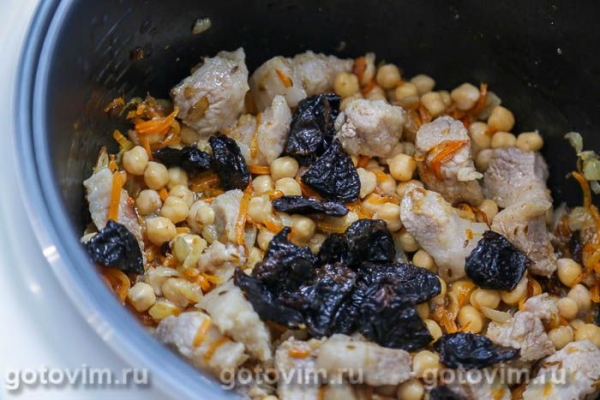 Плов со свининой, нутом и черносливом в мультиварке