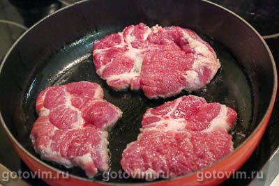 Стейки из свиной шеи с соусом из изюма и горчицы Стейки из свиной шеи с соусом из изюма и горчицы