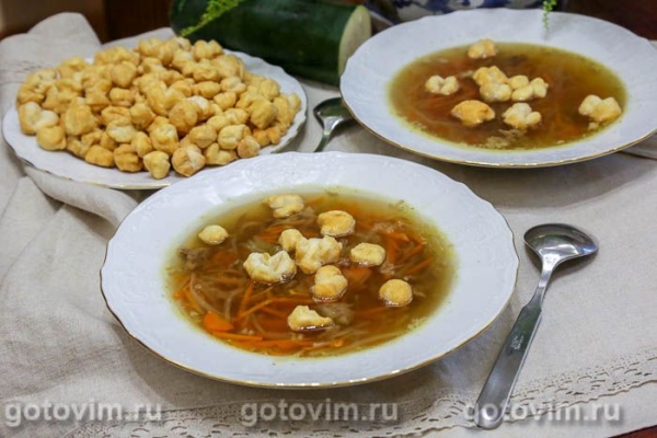 Говяжий бульон с овощами и жареными клецками