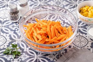 Салат с морковью, огурцом и кукурузой Салат с морковью, огурцом и кукурузой