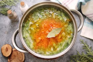 Щи из молодой капусты с курицей Щи из молодой капусты с курицей