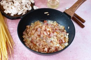 Спагетти с беконом и грибами Спагетти с беконом и грибами