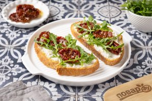 Брускетта с рукколой и вялеными томатами Брускетта с рукколой и вялеными томатами