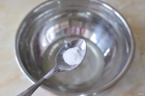 Пицца с копченой колбасой