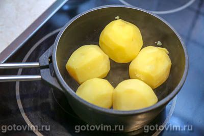 Мятая картошка с соусом мохо в духовке
