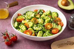 Салат из огурцов, помидоров и авокадо Салат из огурцов, помидоров и авокадо