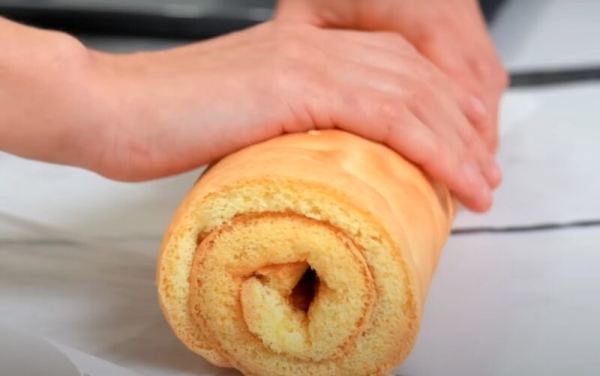 Мягкий ароматный рулет с яблочной начинкой. Рецепт за 15 минут Мягкий ароматный рулет с яблочной начинкой. Рецепт за 15 минут