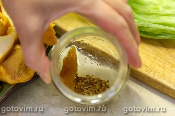 Теплый салат из лисичек с копченной курицей и овощами Теплый салат из лисичек с копченной курицей и овощами