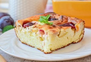 Творожная запеканка со сливами